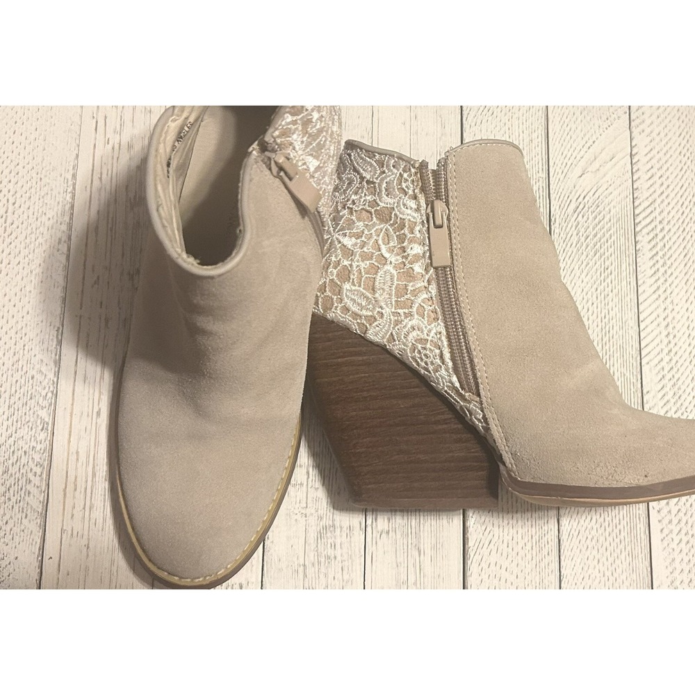 Women's  Very Volatile Boots With‎ Lace Trim Wedge Cream Size 7.5 EUC!